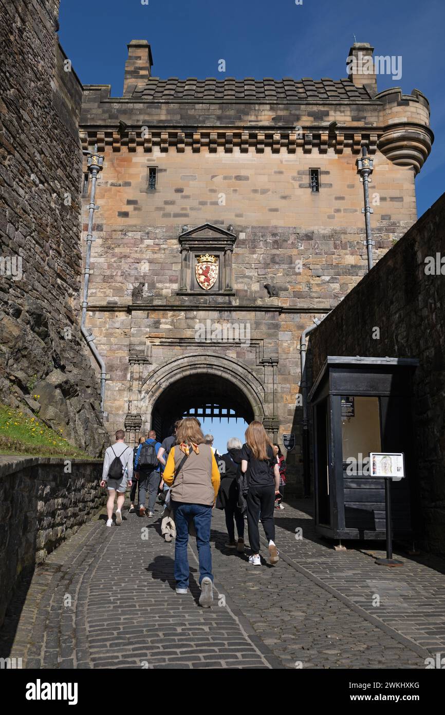 Gruppe von Touristen, die durch das Innere Tor des Edinburgh Castle in der Stadt Edinburgh, Schottland, Großbritannien fahren. Stockfoto