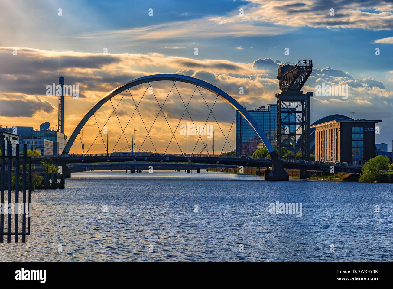 Sonnenuntergang an der Clyde Arc Bridge und Finnieston Crane am Fluss Clyde in Glasgow in Schottland, Großbritannien. Stockfoto