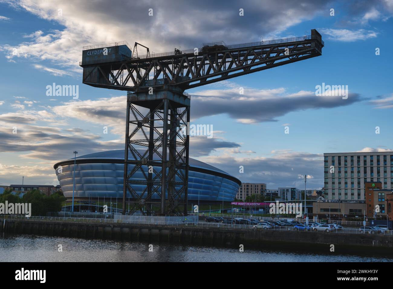 Der Finnieston Crane und die OVO Hydro Indoor Arena in der Abenddämmerung in Glasgow, Schottland, Großbritannien. Stockfoto