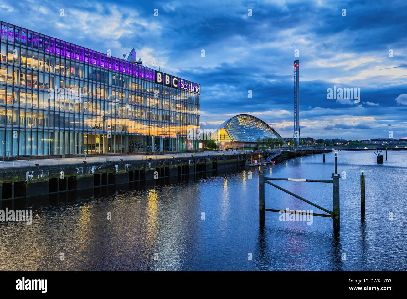 Glasgow, Schottland, Abend im BBC Scotland Gebäude Fernseh- und Radiostudio-Komplex am Pacific Quay und Glasgow Science Centre am River Clyde, Großbritannien. Stockfoto