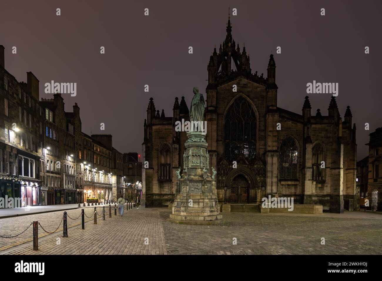 St Giles Cathedral bei Nacht in Edinburgh, Schottland, Großbritannien. Blick vom West Parliament Square mit Statue von Walter Francis Montagu Douglas Scott, Stockfoto
