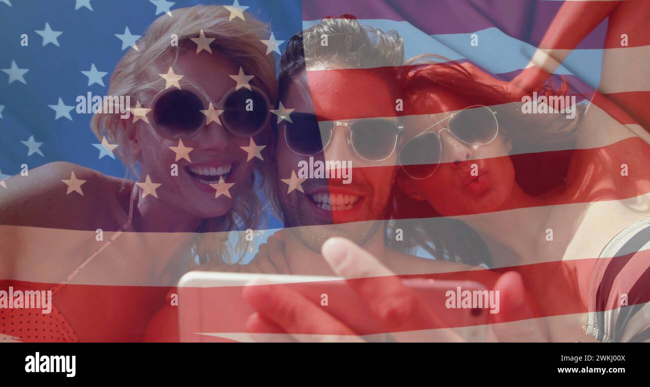 Bild der Flagge der usa über verschiedenen Freunden am Strand im Sommer Stockfoto