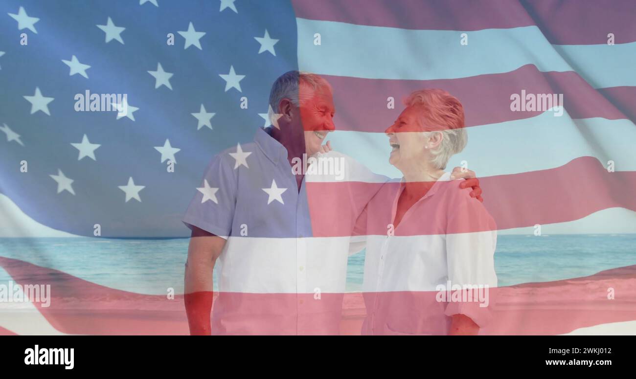 Bild der Flagge der usa über dem kaukasischen Seniorenpaar am Strand im Sommer Stockfoto