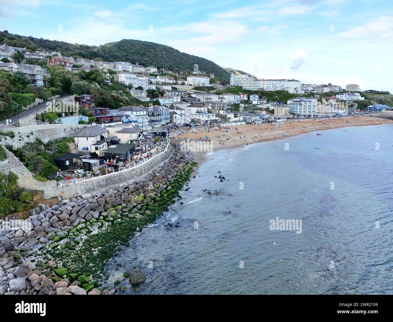 Ventnor Beach Isle of Wight, britische Drohne, Luftsonntag im Sommer Stockfoto