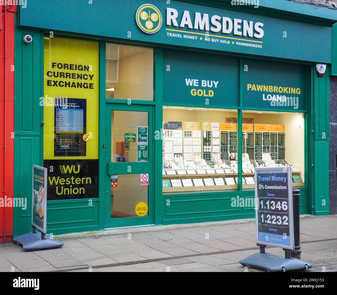 Außenansicht des Ramsden Pfandbuches mit Pfandschmuck und Wechselkursen. Ayr, Schottland, Großbritannien Stockfoto