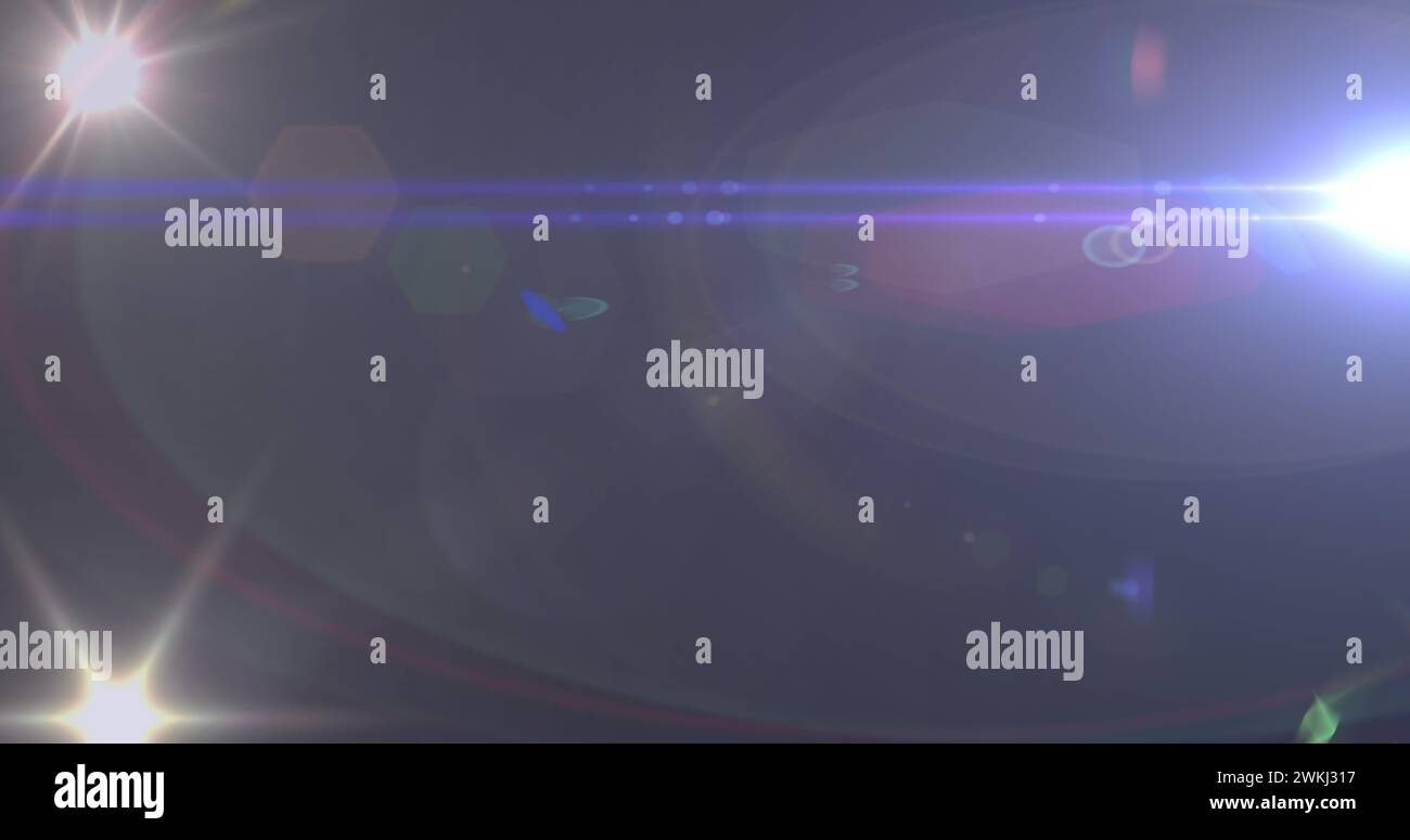 Bild eines Scheinwerfers mit Streulicht und Lichtstrahlen, die sich über einen dunklen Hintergrund bewegen Stockfoto