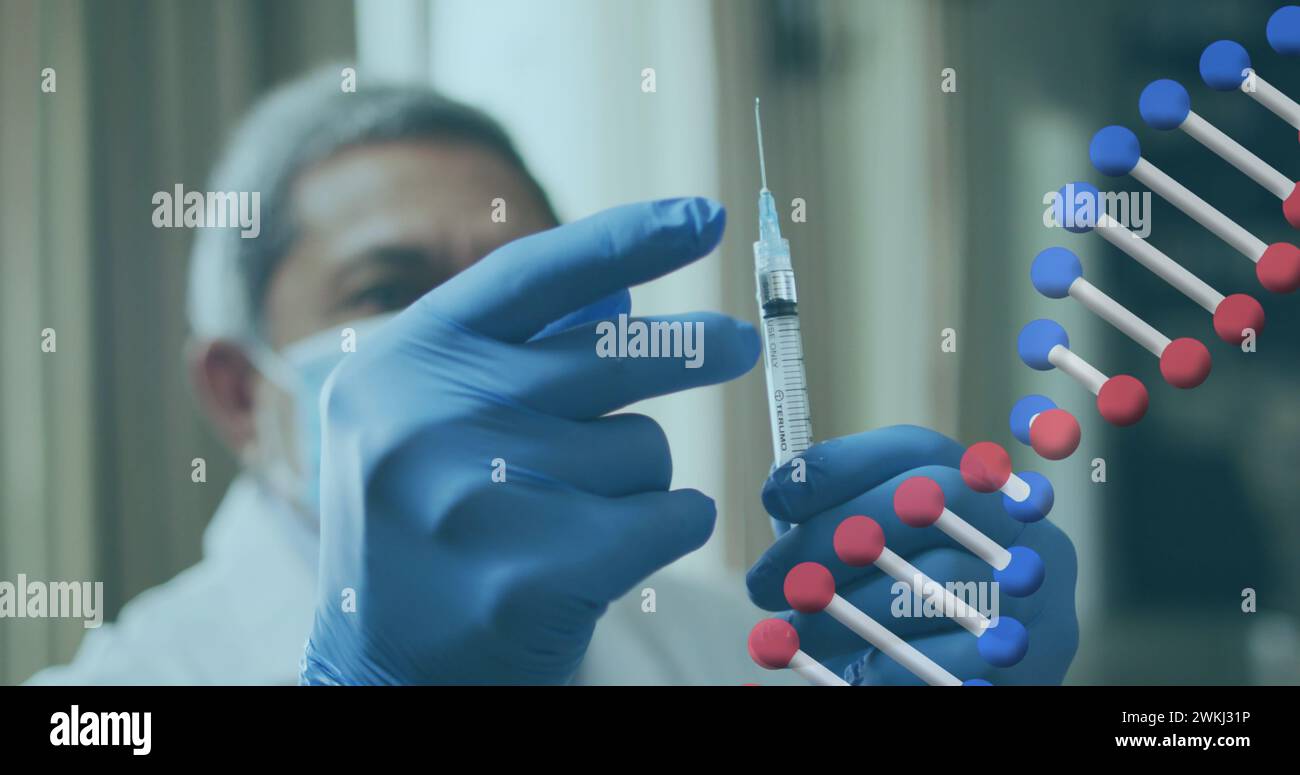 DNA-Struktur dreht sich gegen männlichen Oberarzt, der auf die Spritze klopft, um Luftblasen zu entfernen Stockfoto