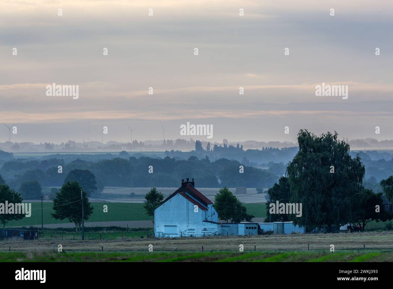 Isoliertes Haus auf dem Land bei Sonnenaufgang an einem Sommermorgen Stockfoto