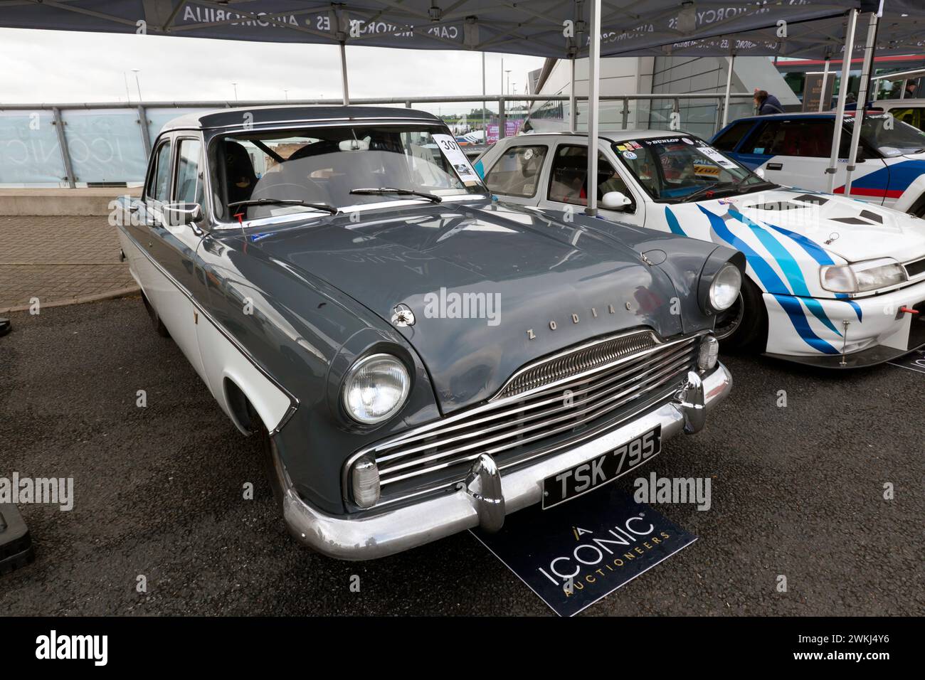 Dreiviertel-Vorderansicht eines Ford Zodiac Mk2 aus dem Jahr 1961 in Grau und weiß, der auf dem Silverstone Festival 2023 in der legendären Auktion verkauft wird Stockfoto