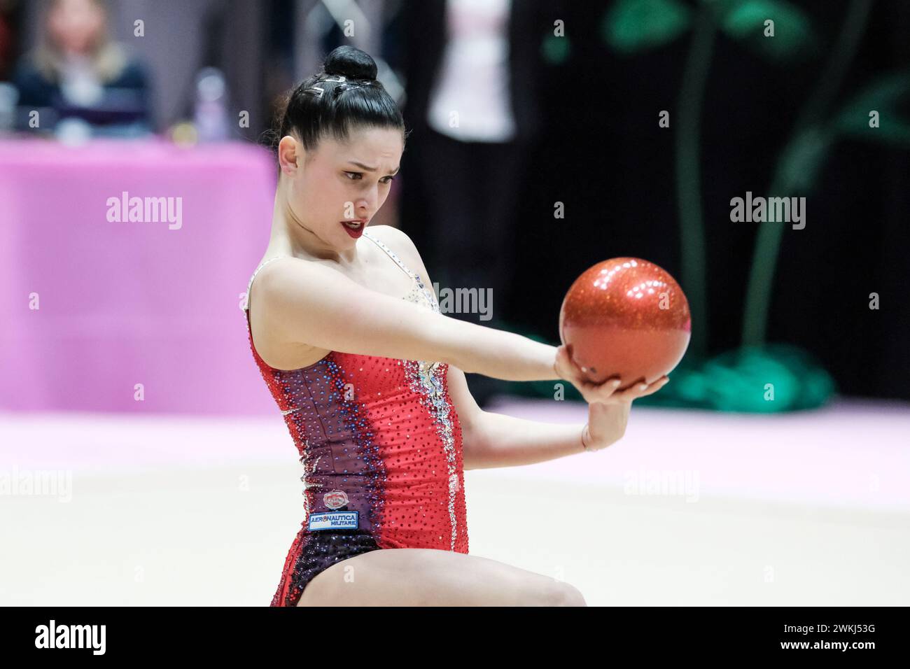 Chieti, Italien. Februar 2024. Milena Baldassarri vom Team Ginnastica Fabriano tritt mit dem Ball in der ersten Runde der regulären Saison des an Stockfoto