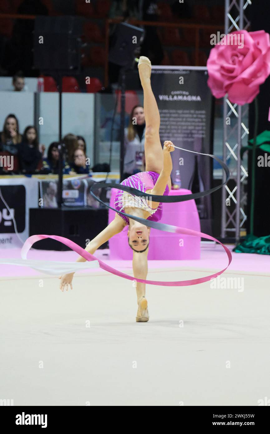 Chieti, Italien. Februar 2024. Giulia Dellafelice vom Team Aurora Fano tritt in der ersten Runde der regulären Saison der Itali mit dem Band an Stockfoto