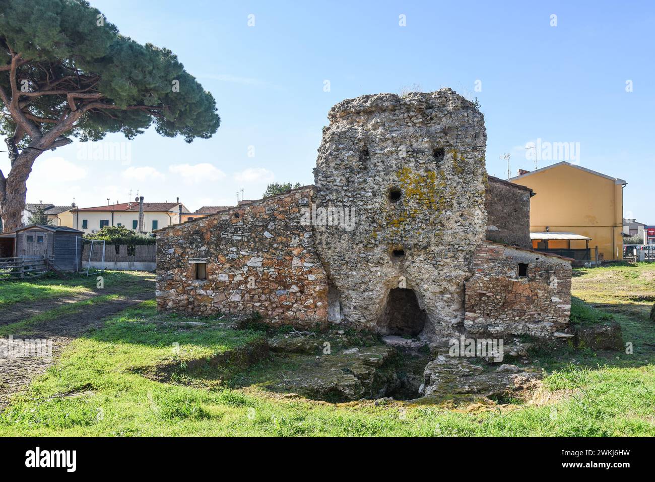 Ruinen des Mausoleums von Caio Trebazio in Venturina (Leghorn) Stockfoto