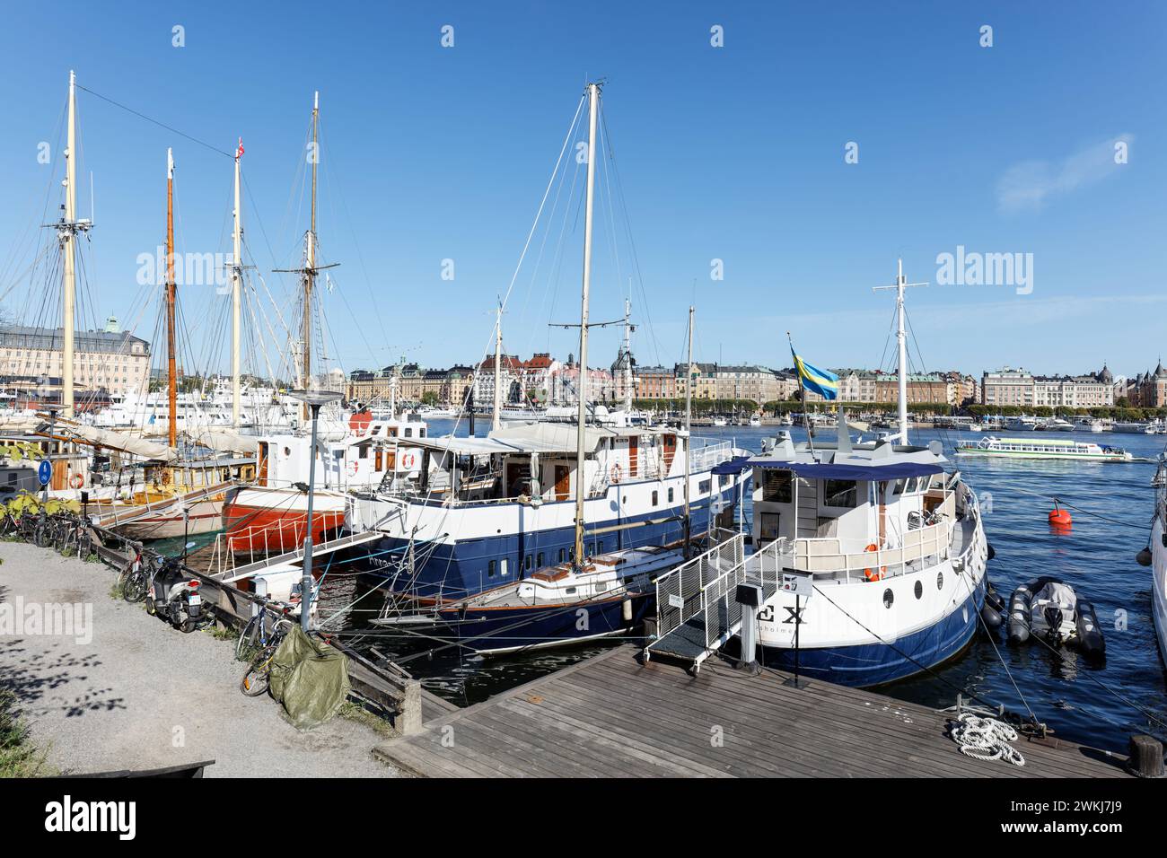 Historische Schiffe, die von der ehemaligen Navy-Einrichtung am Kai Ostra Brobanken auf der Insel Skeppsholmen im Saltsjon-See in Stockholm vor Anker gebracht wurden Stockfoto