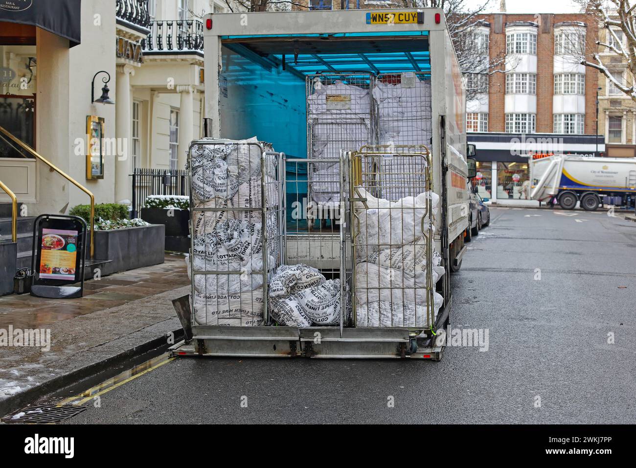 London, Vereinigtes Königreich - 21. Januar 2013: Wäschereinigungsservice, Lieferwagen und Transportwagen mit Taschen in der Straße im Stadtzentrum. Stockfoto
