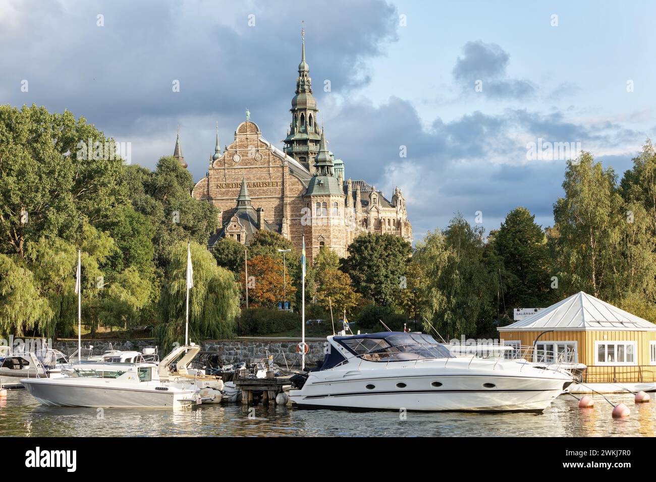 Boote des Nordisk Museums, Nordisches Museum, Kulturhistorisches Museum im Renaissance-Stil in den Lejonslätten in Djurgården, Stockholm. Architekt Gustaf Clason. Stockfoto