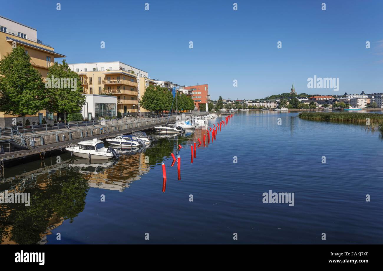Boote, die von Wohnungen an Sickla Kai (Kai), Hammarby Sjö, SODRA Hammarbyhamnen vor Anker gebracht werden Stockfoto