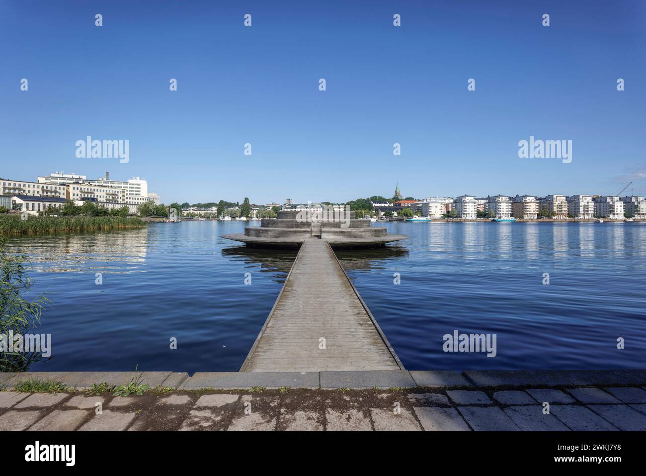 Skulptur des Observatoriums in Lugnets Terrass oder Terrasse am Hammarby Sjö (See) und Apartments in SODRA Hammarbyhamnen Stockfoto