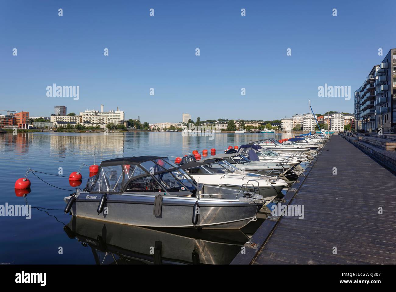 Boote an der Promenade am Henriksdalskajen - Kai - die zum Hammarby Sjö (See) neben den Apartments, SODRA Hammarbyhamnen, Stockholm führen Stockfoto