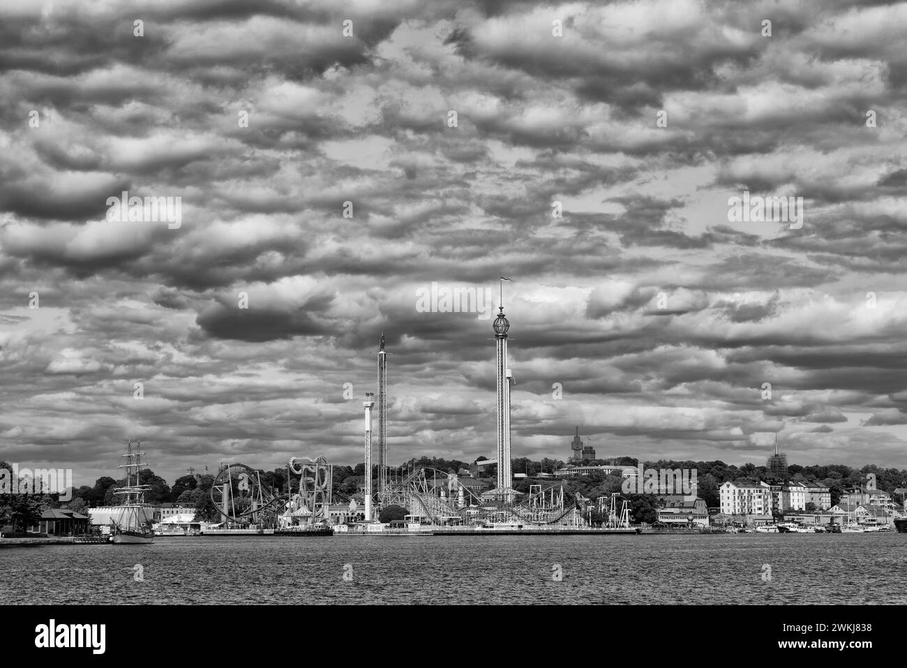 Dramatischer Himmel über dem See Ladugårdslandsviken und dem Vergnügungspark Grona Lund, Freizeitpark mit lustigen Fahrgeschäften, Achterbahnen. Djurgården, Stockholm. Stockfoto