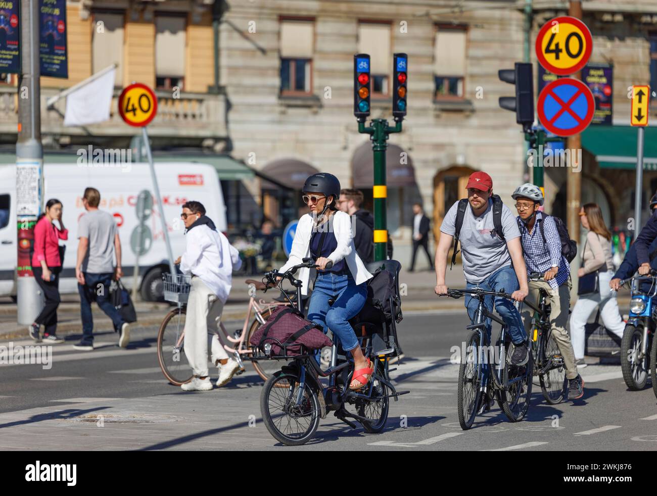 Menschen auf Fahrrädern, Fahrrädern, im historischen Strandvagen, Östermalm, Stockholm, Schweden Stockfoto