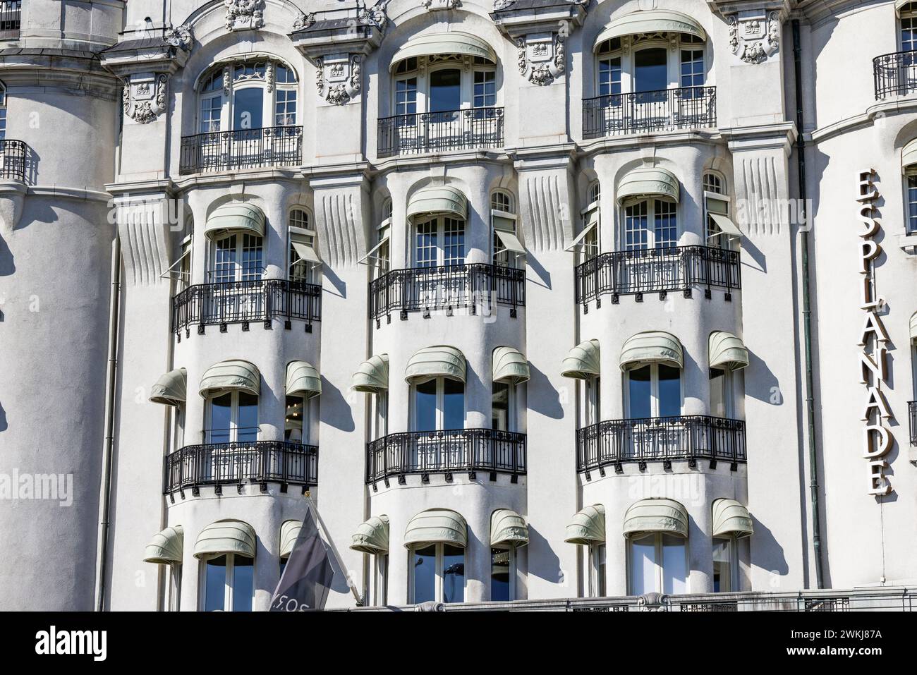Zu den historischen Kunstneubauten am Strandvagen 7 gegenüber Nybroviken gehören das Hotel Esplanade, Ostermalm, Stockholm Stockfoto