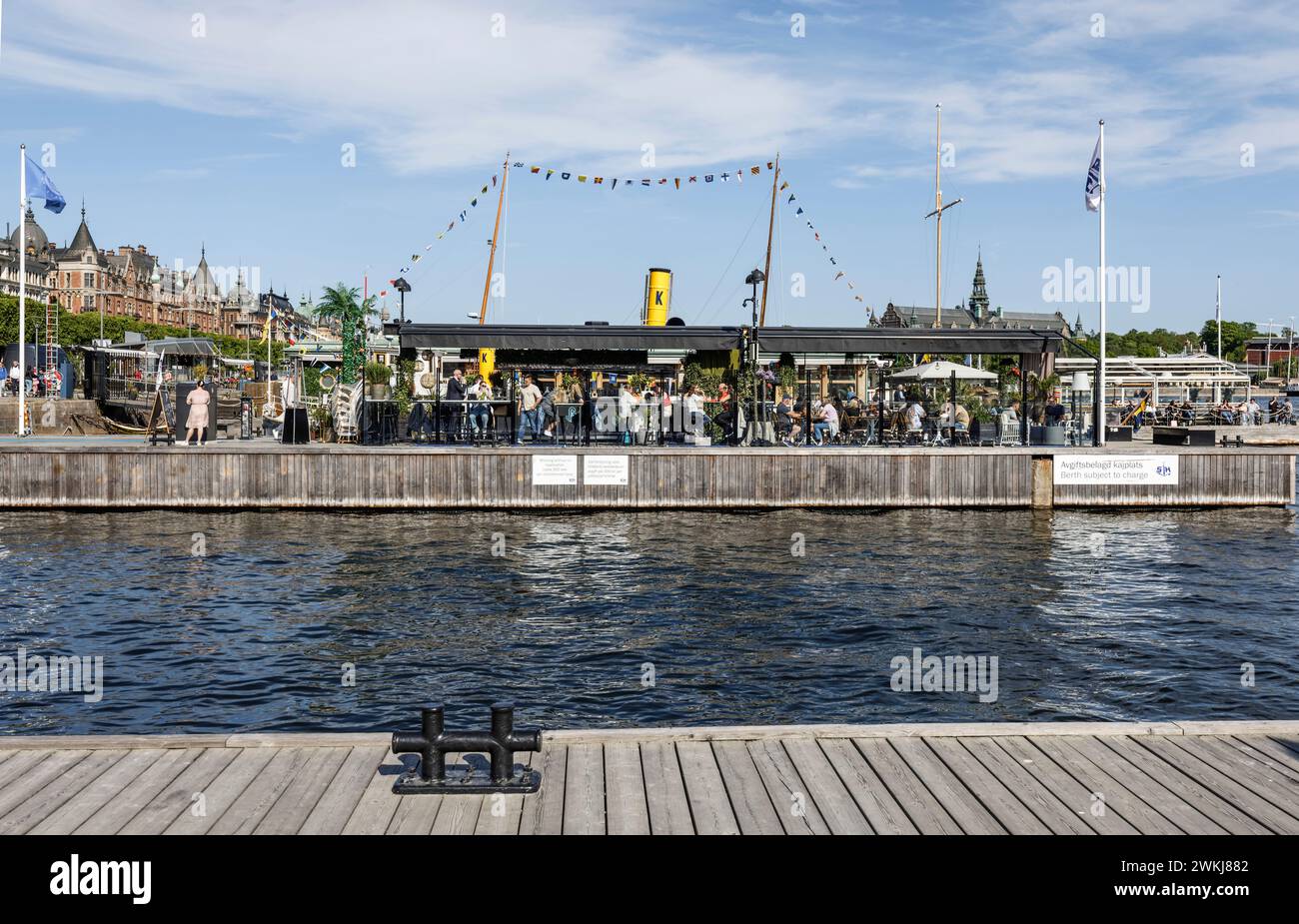 Menschen in Bars und Cafés am Wasser an der historischen Strandvagen Promenade am Ladugårdslandsviken See, Ostermalm, Stockholm Stockfoto