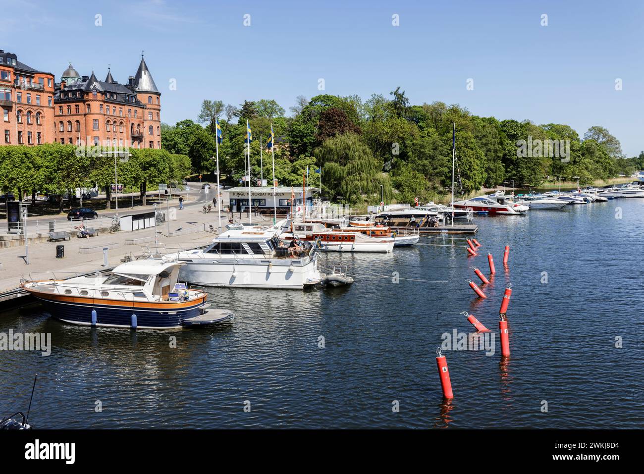 Boote, die an der Strandvägen-Kai-Promenade an historischen, baumbestandenen Boulevardgebäuden in Bajonetten ankern. Zurück: Nobelparken Ostermalm, Stockholm. Stockfoto