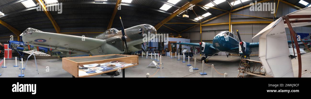 Ausstellungen von Flugzeugen, Waffen und Zubehör in Museumsbügeln. Stockfoto