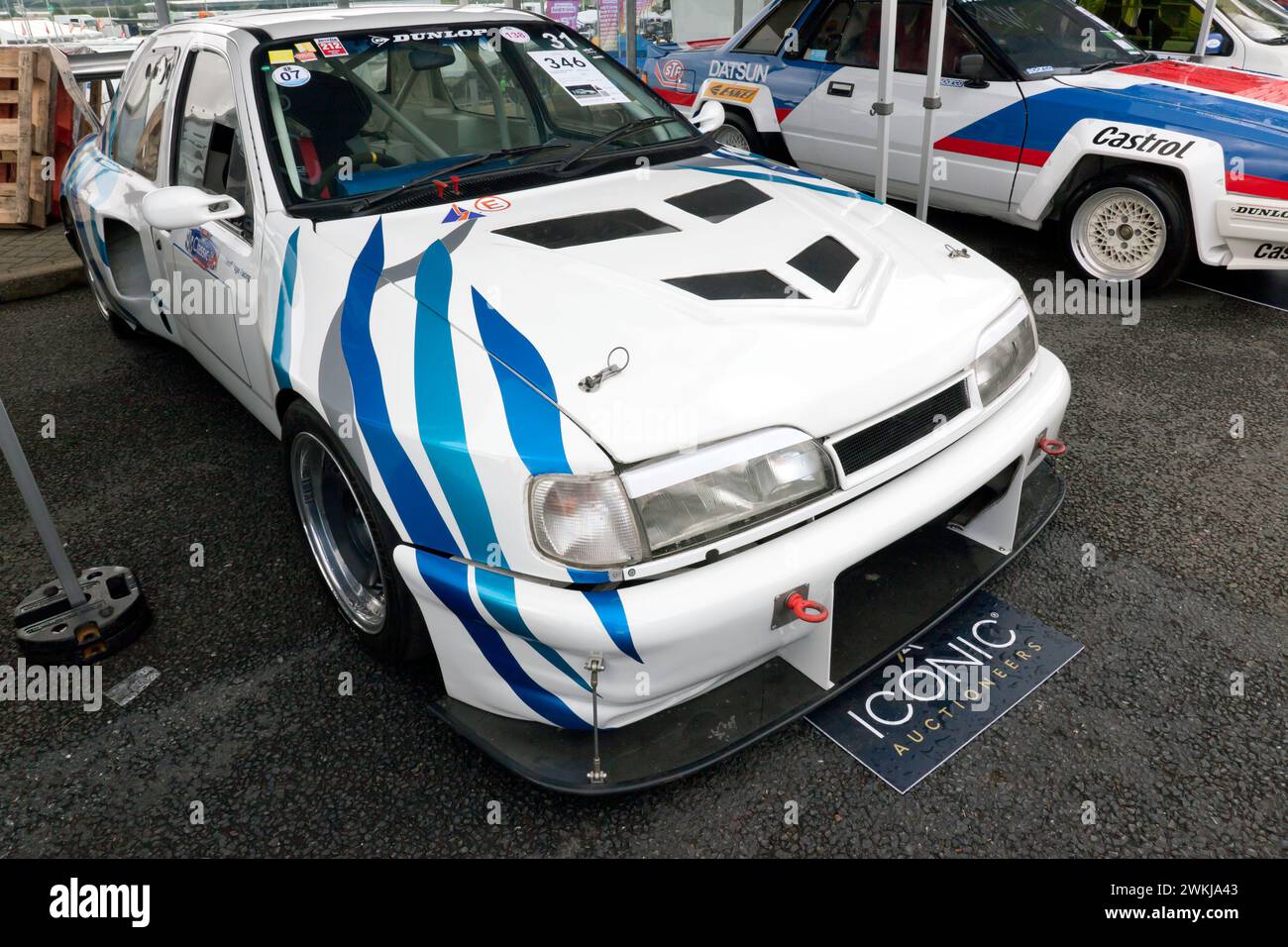 Dreiviertel-Vorderansicht eines Ford Sierra Sapphire Thunder Saloon aus dem Jahr 1990, der auf dem Silverstone Festival 2023 in der legendären Auktion verkauft wird Stockfoto