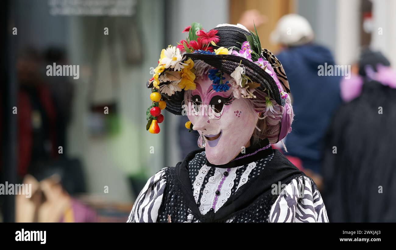 Bunte Maske eines Karnevalsdarstellers Stockfoto