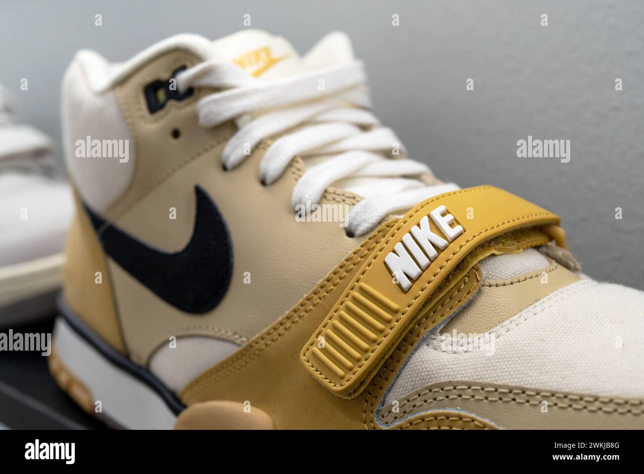 Nike Logo auf Sneakers Nahaufnahme. Neue Nike Sneakers im Regal eines Sportschuhgeschäfts aus nächster Nähe. Minsk, Weißrussland - 20. februar 2024 Stockfoto