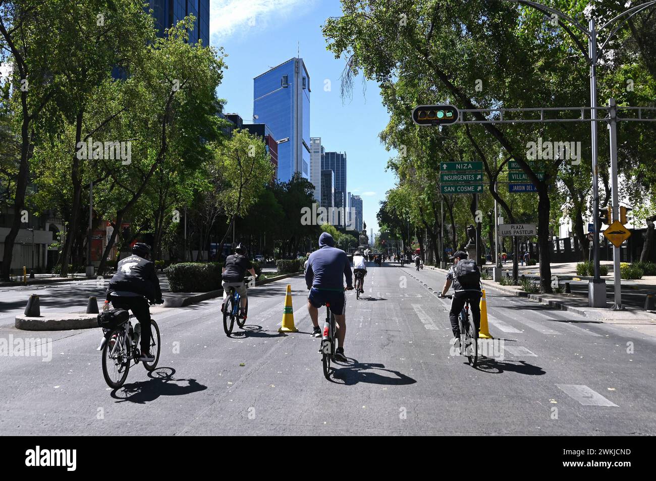 Radfahren auf der Sonntags gesperrten Avenida de la Reforma, Colonia Centro, Mexiko Stadt *** Radfahren auf der Avenida de la Reforma, Colonia Centro, Mexico City, die sonntags geschlossen ist Stockfoto