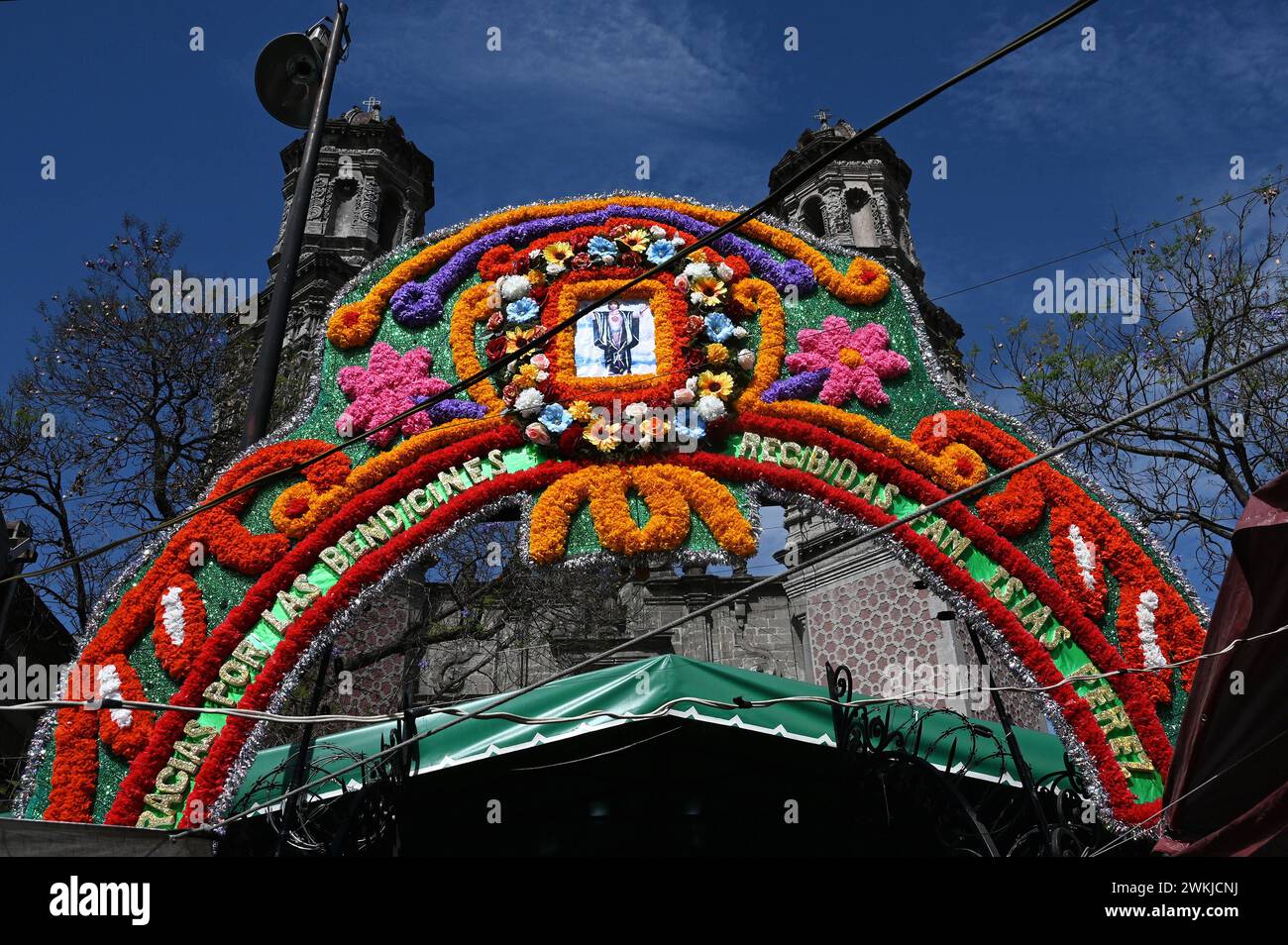 Buntes Blumengebinde an einer Kirche, Colonia Centro, Mexiko Stadt *** buntes Blumenarrangement in einer Kirche, Colonia Centro, Mexiko-Stadt Stockfoto