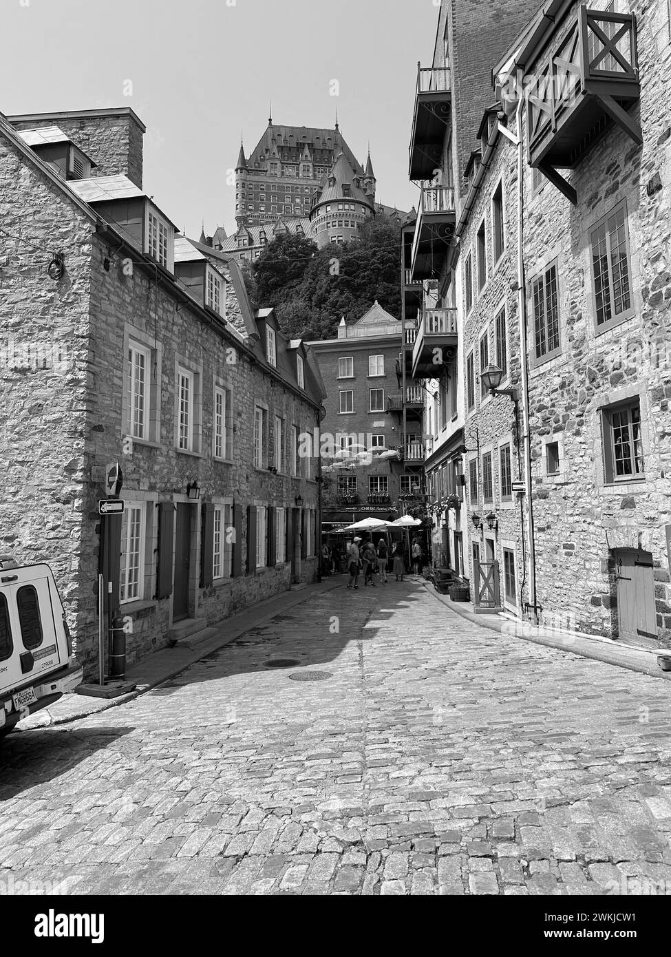 Eine monochrome Straßenszene mit Fairmont Le Chateau Frontenac im Hintergrund. Quebec, Kanada Stockfoto