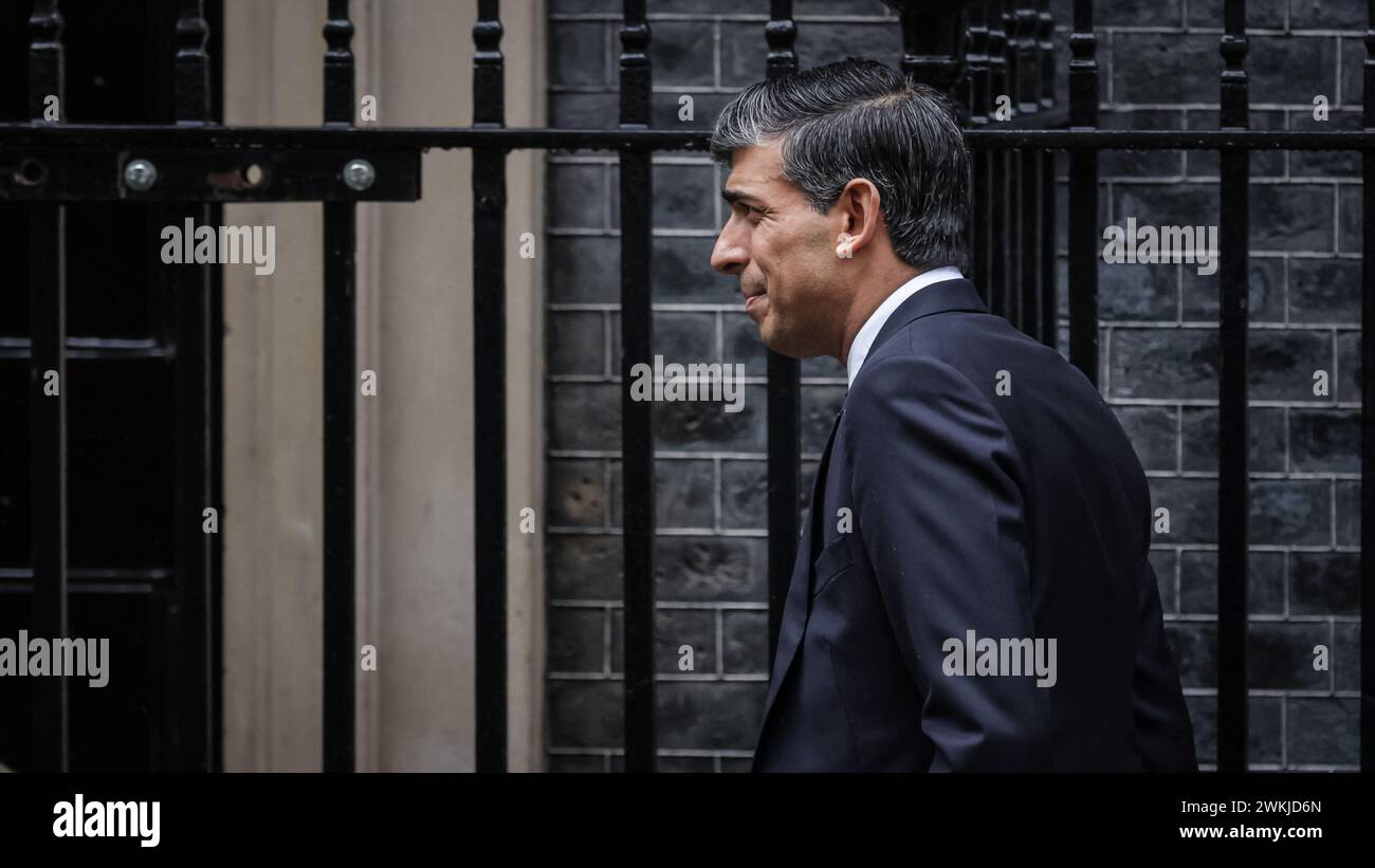 London, Großbritannien. Februar 2024. Rishi Sunak, Abgeordneter, Premierminister des Vereinigten Königreichs, verlässt die Downing Street 10, um heute an den Fragen des Premierministers (PMQ) im Parlament teilzunehmen. Quelle: Imageplotter/Alamy Live News Stockfoto