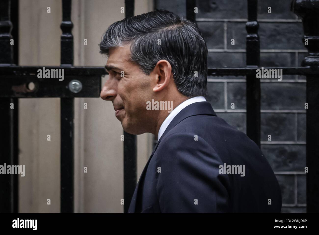 London, Großbritannien. Februar 2024. Rishi Sunak, Abgeordneter, Premierminister des Vereinigten Königreichs, verlässt die Downing Street 10, um heute an den Fragen des Premierministers (PMQ) im Parlament teilzunehmen. Quelle: Imageplotter/Alamy Live News Stockfoto