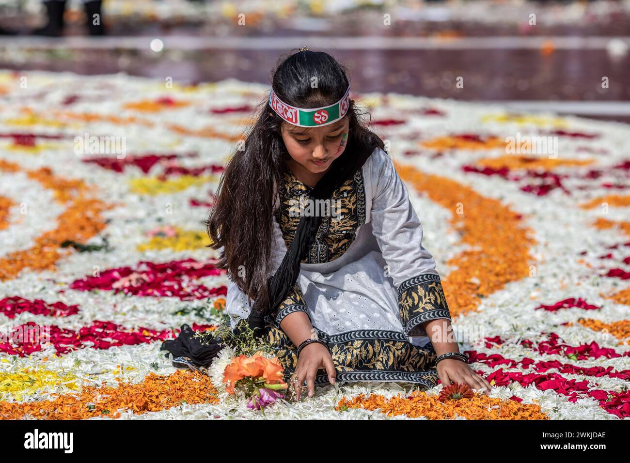 Dhaka, Bangladesch. Februar 2024. Ein Freiwilliger organisiert Blumenblätter während des Internationalen Muttersprachentags. Bangladeschen zollen dem Märtyrerdenkmal Tribut, oder Shaheed Minar, am Internationalen Tag der Muttersprache in Dhaka, wird der Internationale Tag der Muttersprache im Gedenken an die Bewegung gefeiert, bei der 1952 eine Reihe von Studenten starben, die die Anerkennung von Bangla als Staatssprache des ehemaligen Ostpakistans, dem heutigen Bangladesch, verteidigten. Quelle: SOPA Images Limited/Alamy Live News Stockfoto