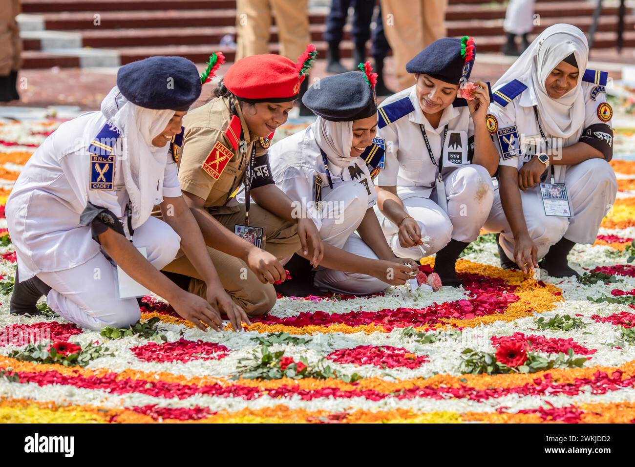Dhaka, Bangladesch. Februar 2024. Freiwillige arrangieren Blumenblätter während des Internationalen Muttersprachentags. Bangladeschen zollen dem Märtyrerdenkmal Tribut, oder Shaheed Minar, am Internationalen Tag der Muttersprache in Dhaka, wird der Internationale Tag der Muttersprache im Gedenken an die Bewegung gefeiert, bei der 1952 eine Reihe von Studenten starben, die die Anerkennung von Bangla als Staatssprache des ehemaligen Ostpakistans, dem heutigen Bangladesch, verteidigten. (Foto: Sazzad Hossain/SOPA Images/SIPA USA) Credit: SIPA USA/Alamy Live News Stockfoto