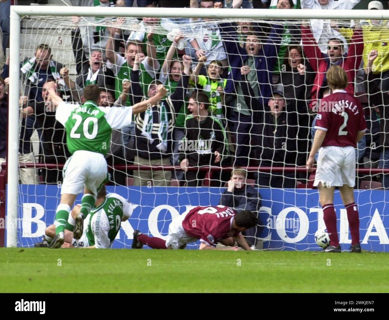 HEARTS V HIBS, TYNECASTLE, 21/5/00. Hibs-Equalizer. Stockfoto