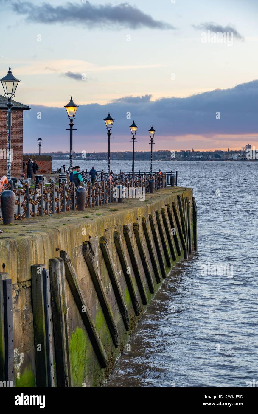 Die Uferpromenade am Liverpool Maritime Museum Royal Albert Dock, Liverpool L3 4AQ Stockfoto