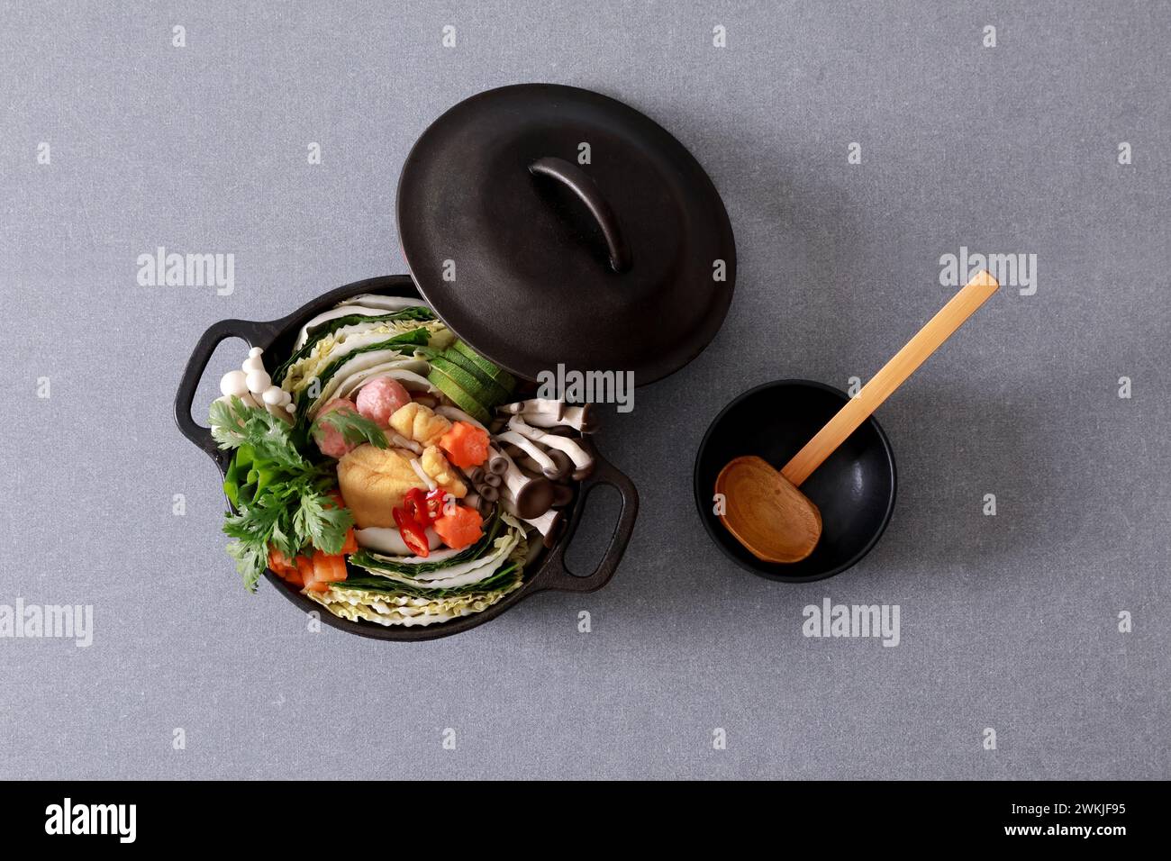 Hot Pot mit Gemüse und Pilzen auf grauem Hintergrund, Draufsicht Stockfoto