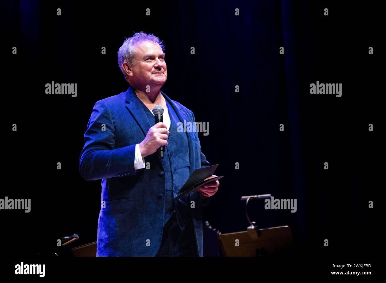 Hugh Bonneville veranstaltet die Slapstick Comedy Gala in der Beacon Hall in Bristol. Stockfoto