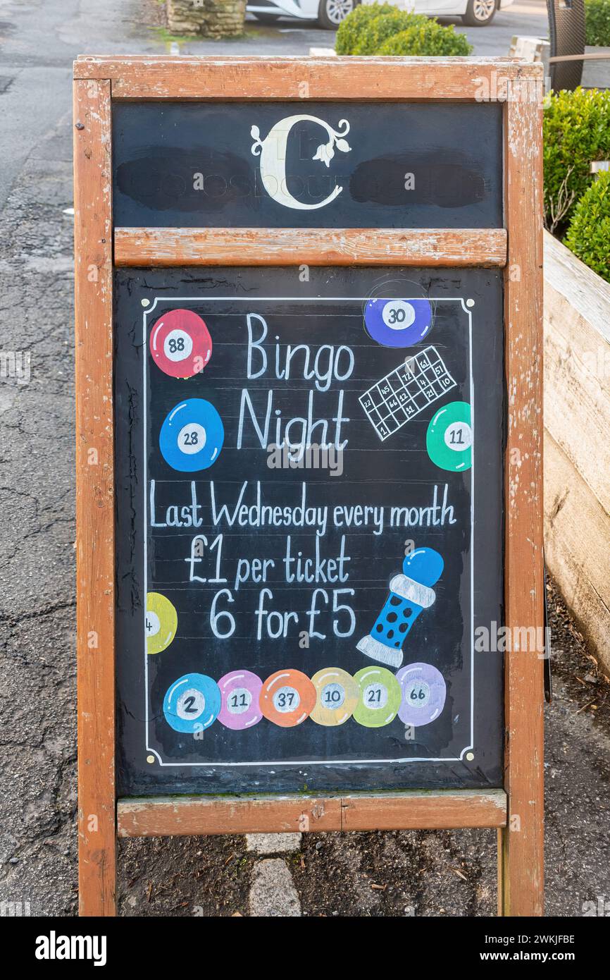 Bingo-Nacht-Schild vor einem Pub oder inn, das die monatliche Attraktion in England, Großbritannien anzeigt Stockfoto