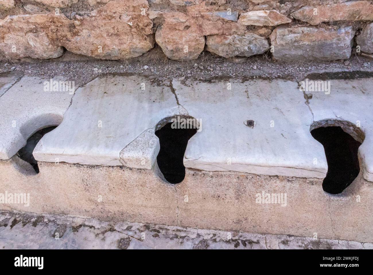 Die antike griechische Stadt Ephesus in der Türkei. Die Altgriechischen Toiletten Stockfoto