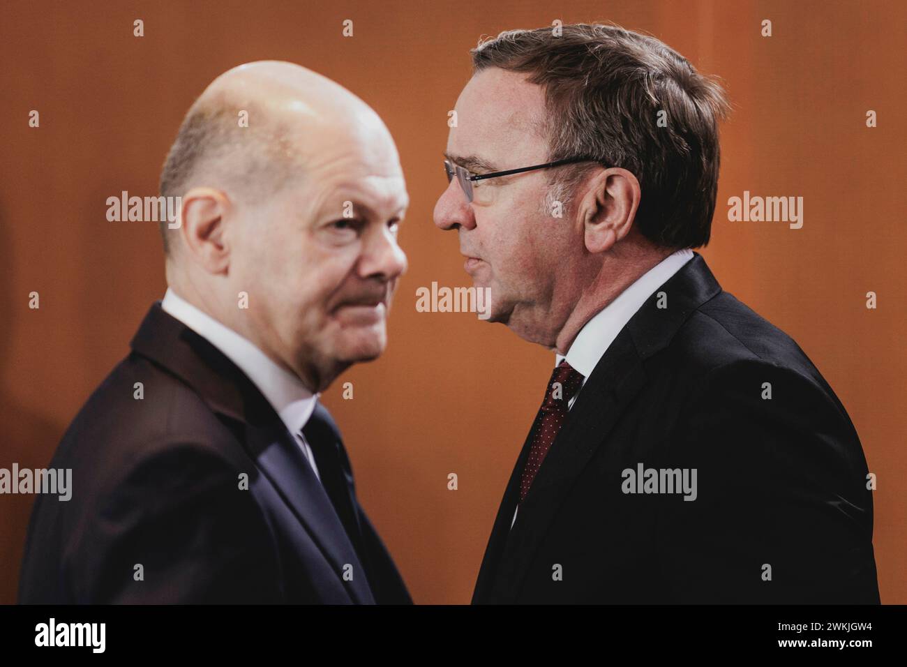 Berlin, Deutschland. Februar 2024. (LR) Olaf Scholz (SPD), Bundeskanzler, und Boris Pistorius (SPD), Bundesverteidigungsminister, auf der wöchentlichen Kabinettssitzung in Berlin am 21. Februar 2024. Quelle: dpa/Alamy Live News Stockfoto