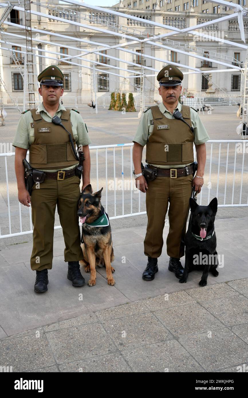 Polizeibeamte mit Hunden vor dem La Moneda Palast, Büro des Präsidenten von Chile. Santiago, Chile. Stockfoto