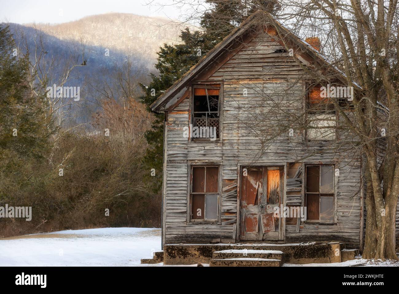 Verlassenes altes Haus im ländlichen Tennessee im Winter. Stockfoto