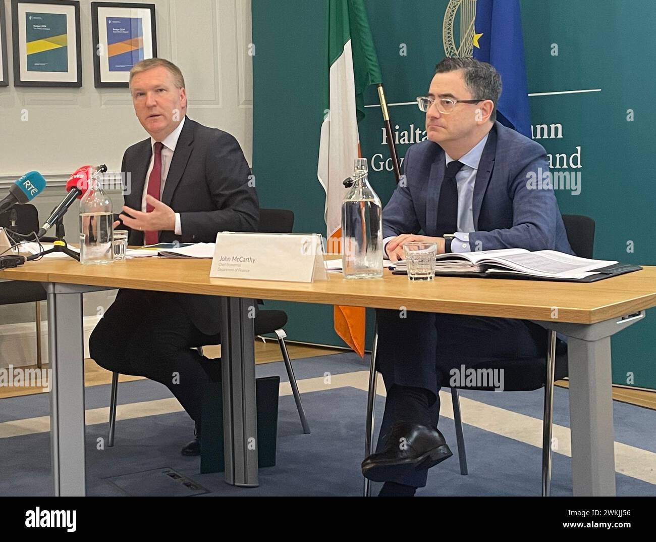 Finanzminister Michael McGrath und der Chefökonom des Ministeriums John McCarthy (rechts) in Dublin, um die Höhe der irischen Staatsverschuldung von 42.000 Euro pro Person darzulegen und darzulegen, wie sie mittelfristig steigen werden, wenn keine politischen Änderungen vorgenommen werden. Bilddatum: Mittwoch, 21. Februar 2024. Stockfoto