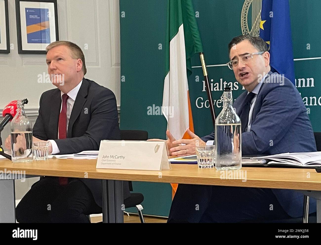 Finanzminister Michael McGrath und der Chefökonom des Ministeriums John McCarthy (rechts) in Dublin, um die Höhe der irischen Staatsverschuldung von 42.000 Euro pro Person darzulegen und darzulegen, wie sie mittelfristig steigen werden, wenn keine politischen Änderungen vorgenommen werden. Bilddatum: Mittwoch, 21. Februar 2024. Stockfoto