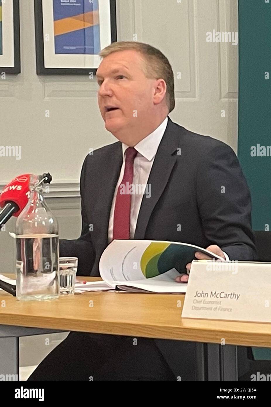 Finanzminister Michael McGrath, der vor Regierungsgebäuden in Dublin spricht, um die Höhe der irischen Staatsverschuldung von 42.000 Euro pro Person darzulegen und darzulegen, wie sie mittelfristig steigen werden, wenn keine politischen Änderungen vorgenommen werden. Bilddatum: Mittwoch, 21. Februar 2024. Stockfoto